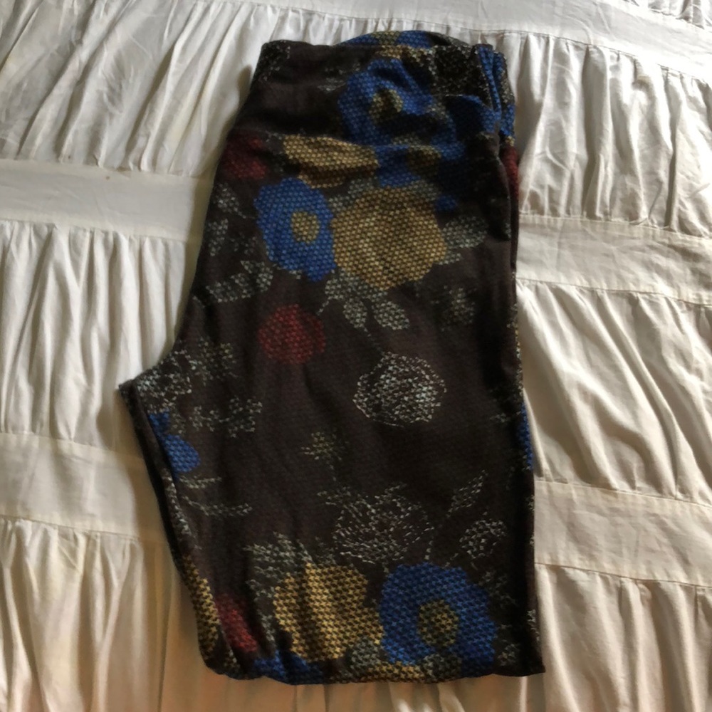 Black background TC LuLaRoe Leggins